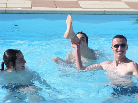 Jo, Sb t mOi @vc uN JaMb n l'@iR DaNs L@ pIsCiN...